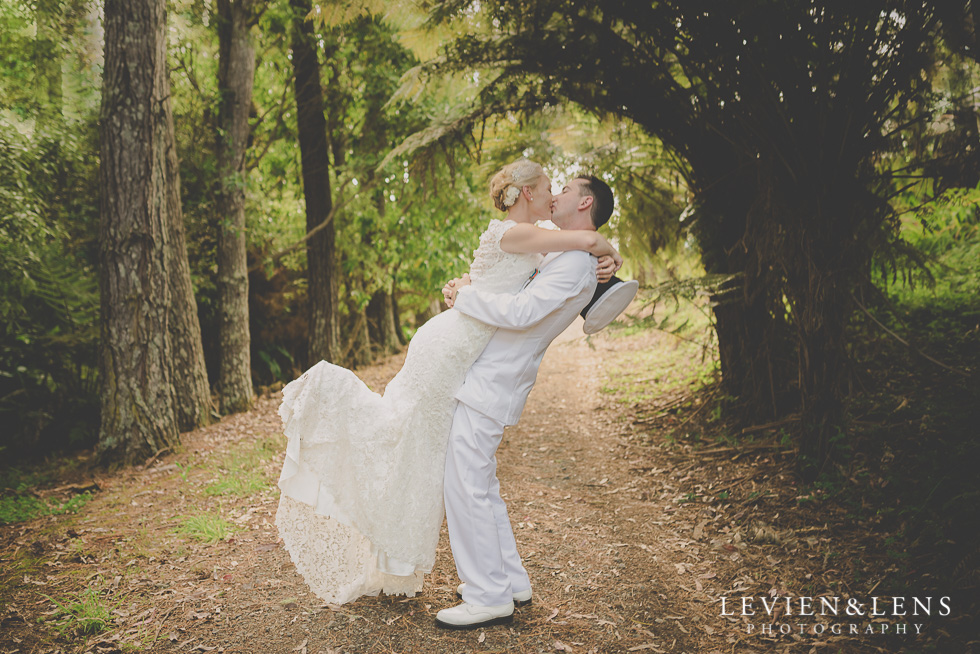 bride and groom kiss in forest {Auckland wedding-engagement-couples photographer}