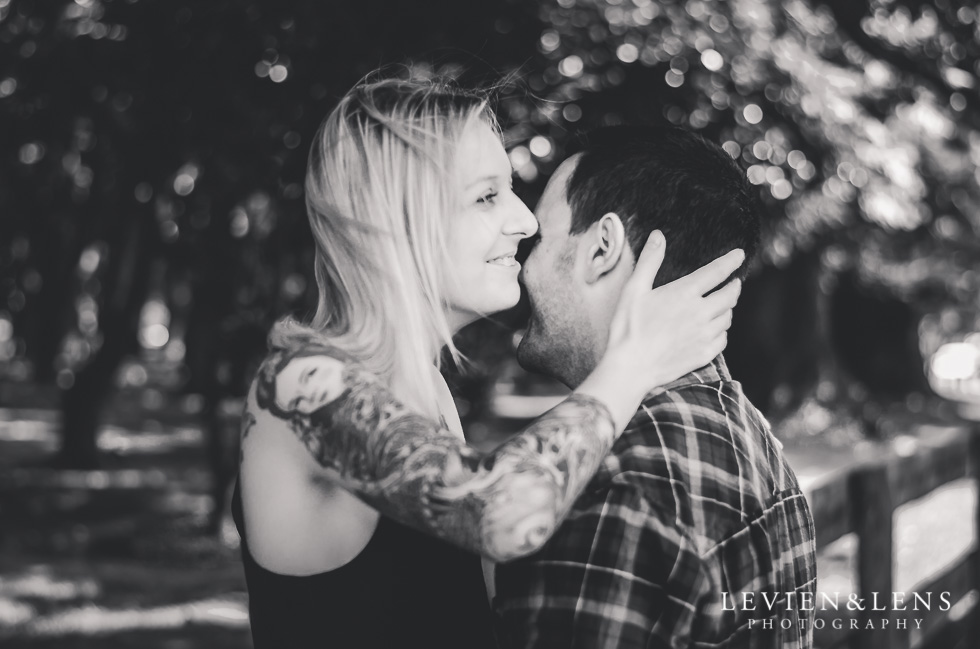 couple hug in park {Auckland-Hamilton lifestyle couples-engagement-wedding photographer}