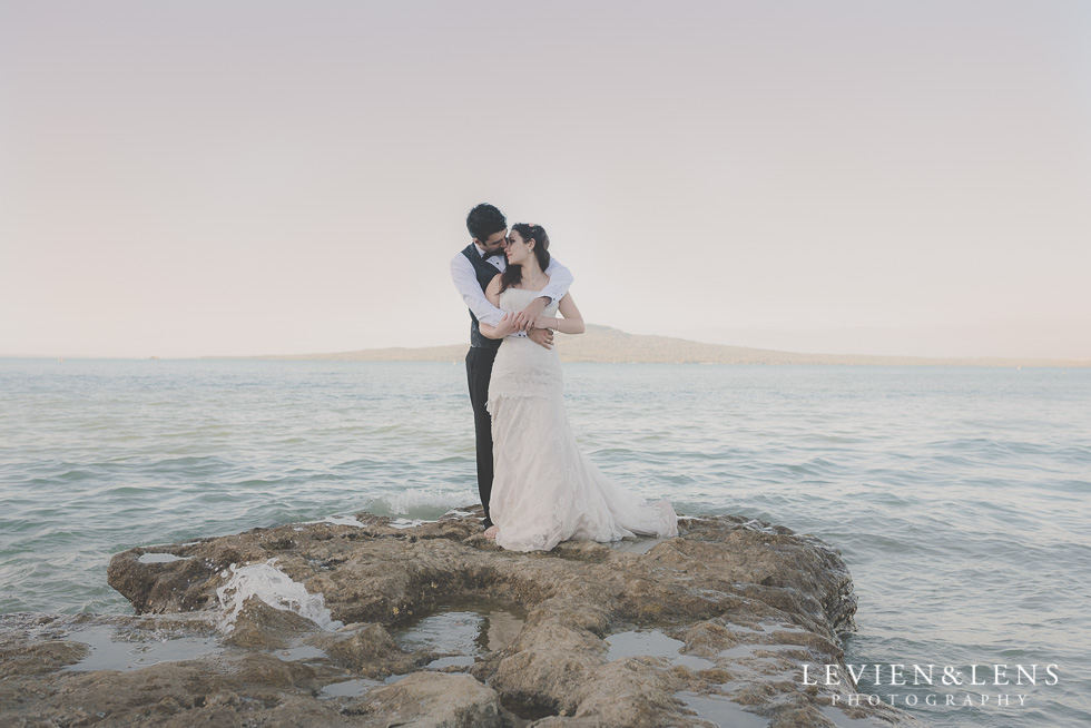 bride and groom hug on beach sunset {Auckland-Hamilton lifestyle wedding-couples-engagement photographer}