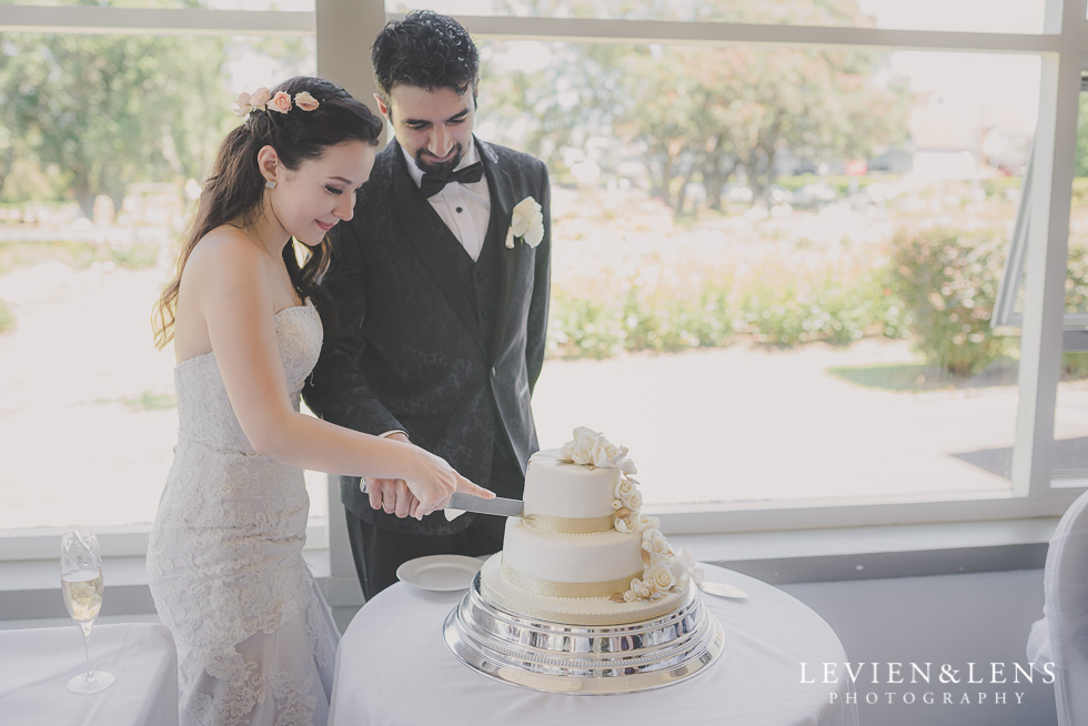 bride groom cutting cake Parnell on the Rose Garden {Auckland lifestyle wedding photographer}