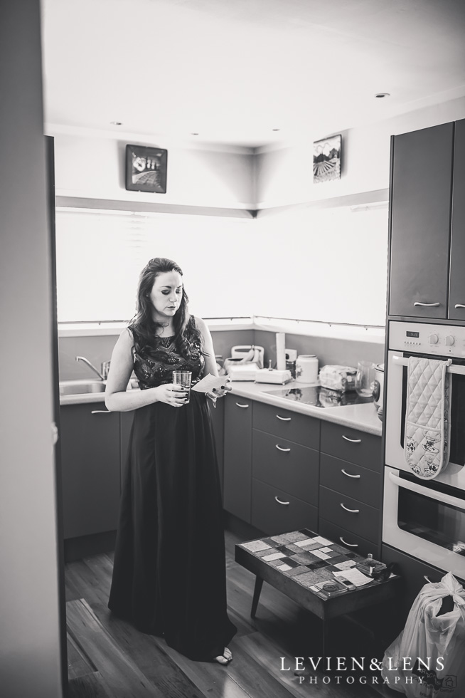 bridesmaid kitchen getting ready small family garden wedding {Auckland lifestyle couples-engagement photographer}