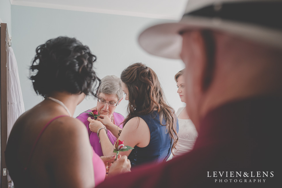 getting ready small family garden wedding {Auckland lifestyle couples-engagement photographer}