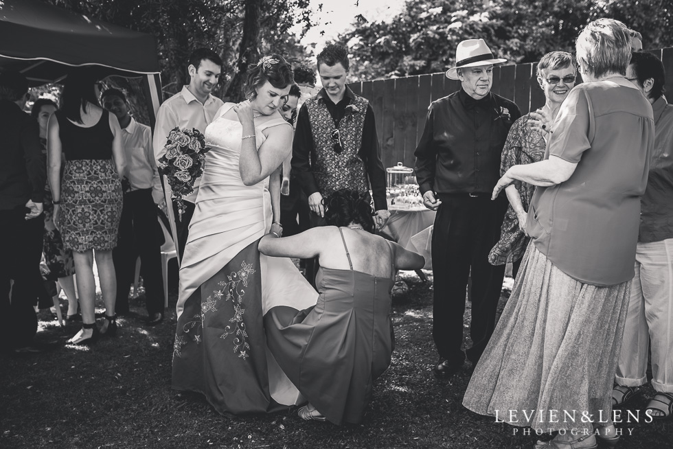 small family garden wedding ceremony {Auckland lifestyle couples-engagement photographer}