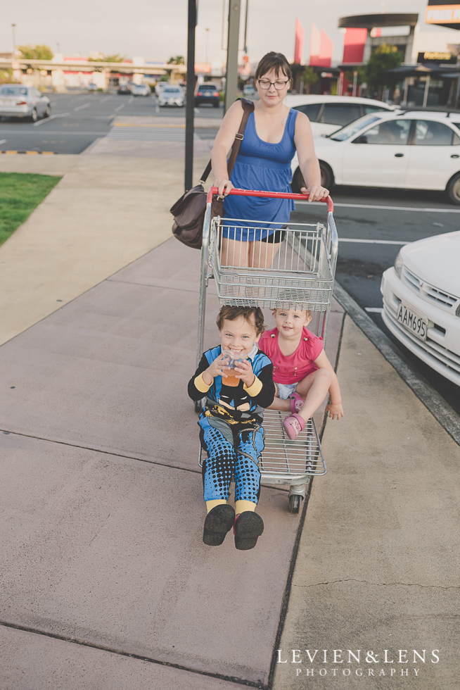 kids in shopping trolley {Auckland-Hamilton photographer}