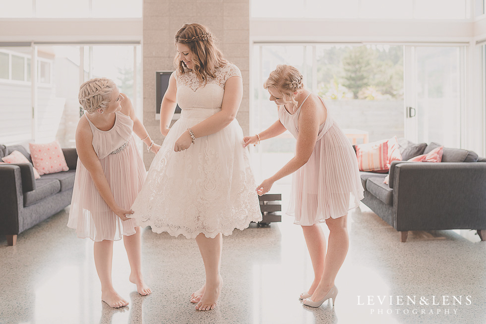 bride getting ready {Northland-Auckland-Waikato wedding photographer}