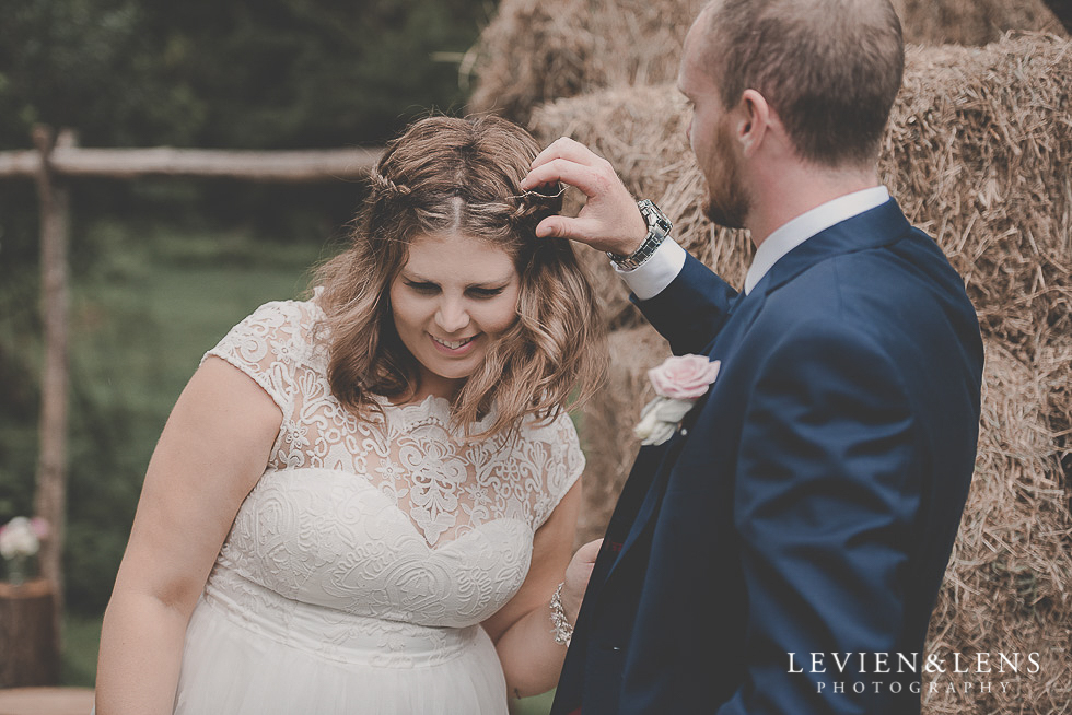 bride and groom candid moment guests {Auckland-Hamilton-Tauranga wedding photographer}