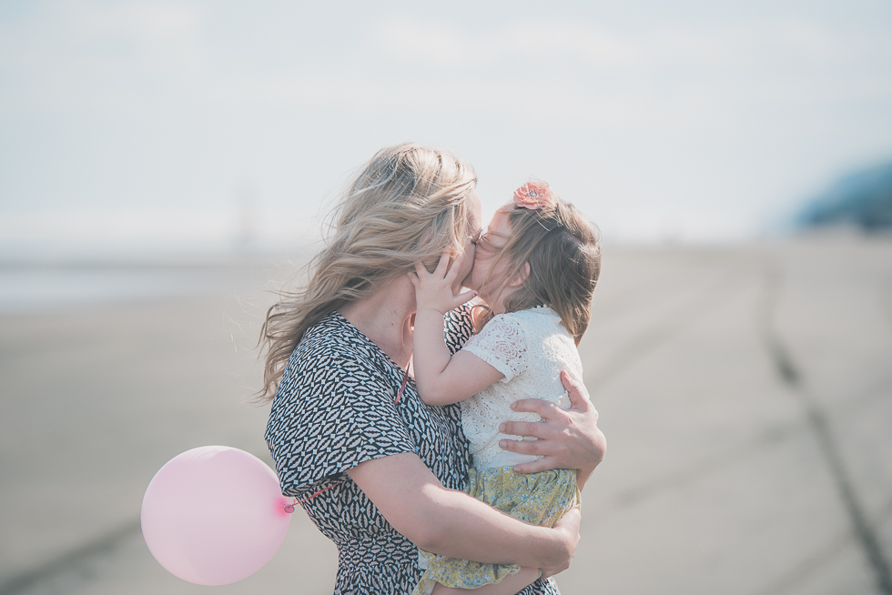 mum with daughter Kariotahi beach photo shoot {Auckland lifestyle family-kids photographer}