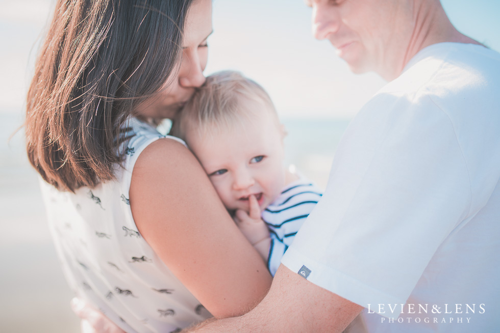 baby kiss Milford Beach family session {Auckland lifestyle photographer}