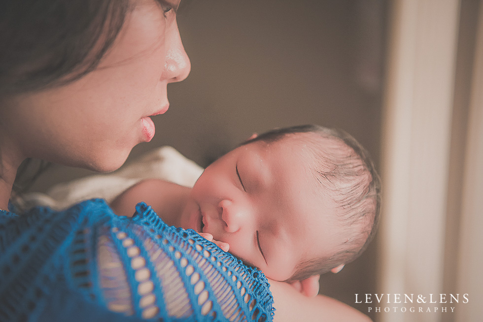 mum with baby in home session {Hamilton NZ lifestyle family-newborn-kids photographer}