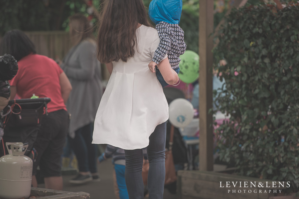 mum with baby Rainbows End birthday party {Auckland lifestyle event-family-kids photographer}