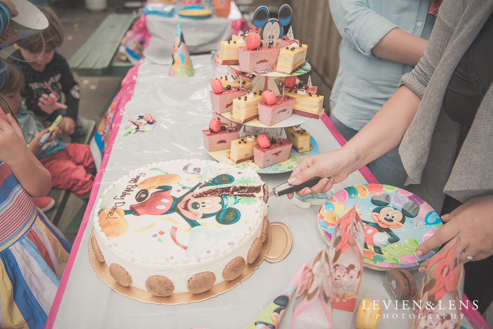 cutting cake - Rainbows End birthday party {Auckland lifestyle event-family-kids photographer}