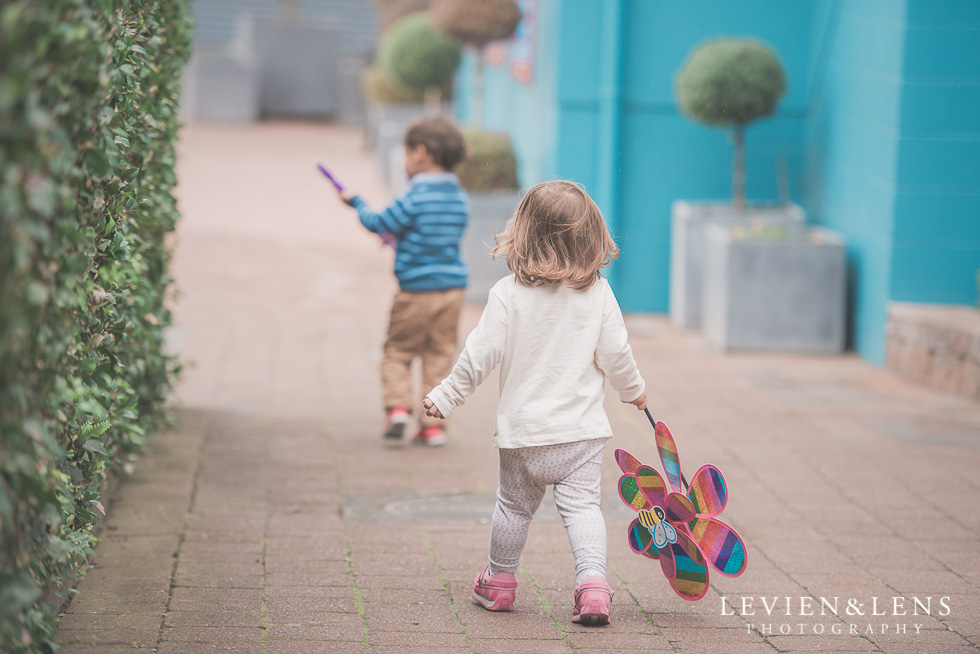 kids walking - Rainbows End birthday party {Auckland lifestyle event-family-kids photographer}