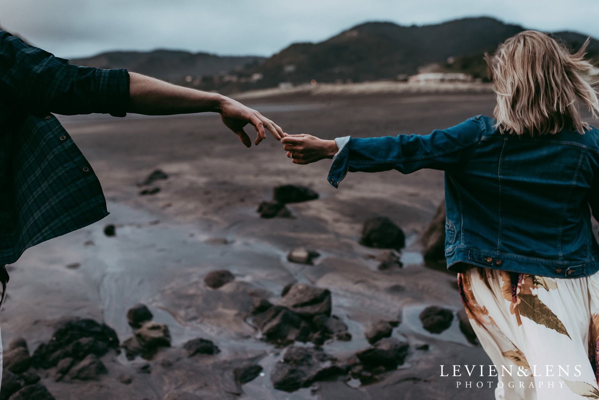 Piha beach pre-wedding engagement session {Auckland weddings photographers}