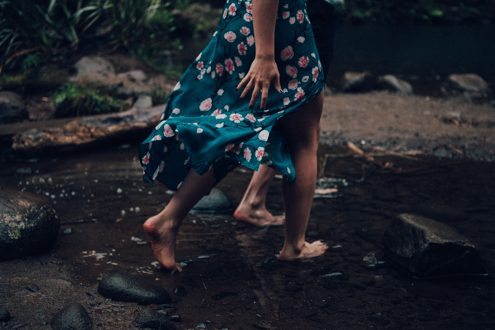 Karekare Falls engagement photo shoot {West Auckland wedding photographer}