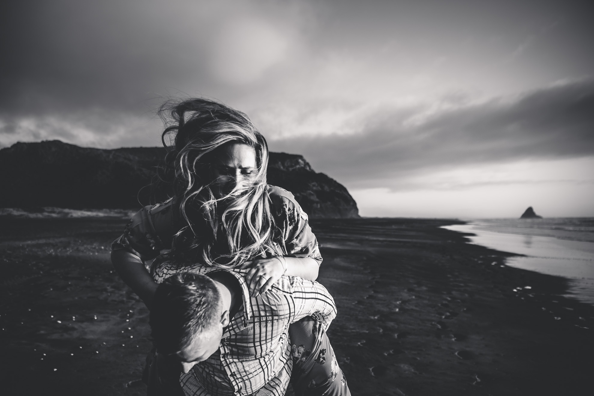 Karekare Beach engagement | pre-wedding session {West Auckland wedding photographer}