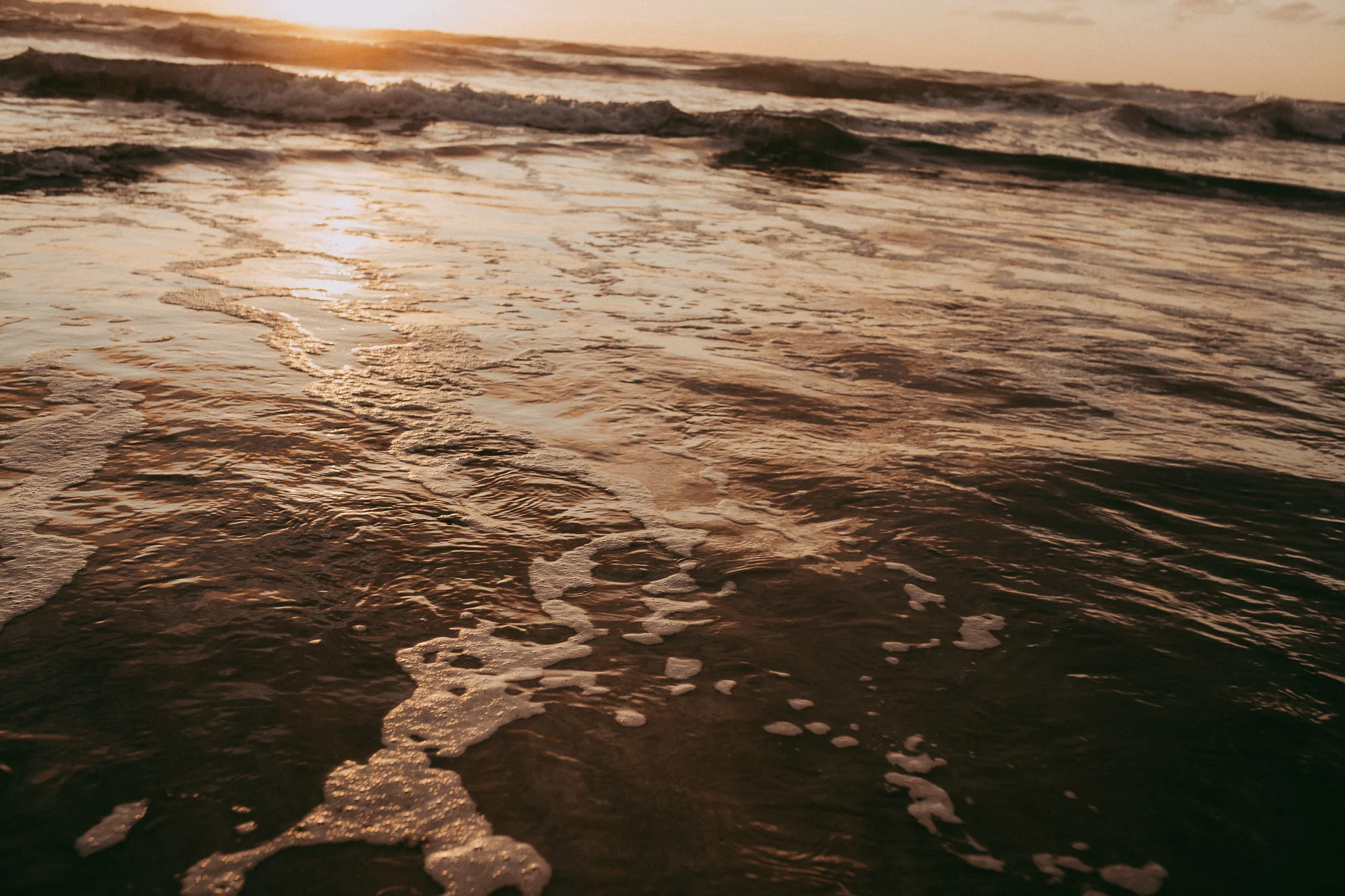 Karekare Beach - West Auckland engagement | pre-wedding photo shoot {New Zealand weddings photographers}