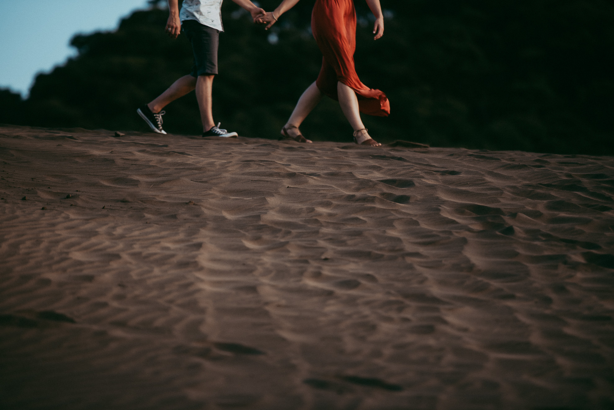 beach Bethells Lake {West Auckland} engagement | pre-wedding photo shoot {New Zealand weddings photographers}