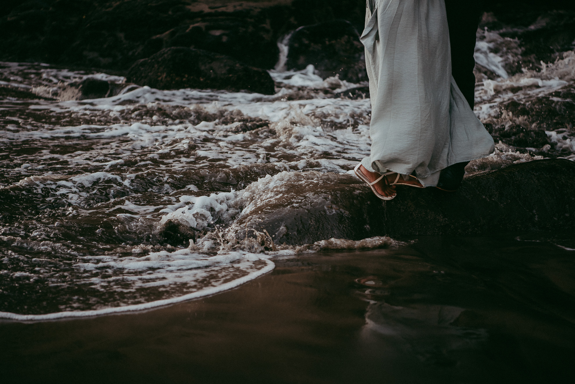 Engagement photo shoot on Muriwai Beach {Auckland pre-wedding-elopement photographer}