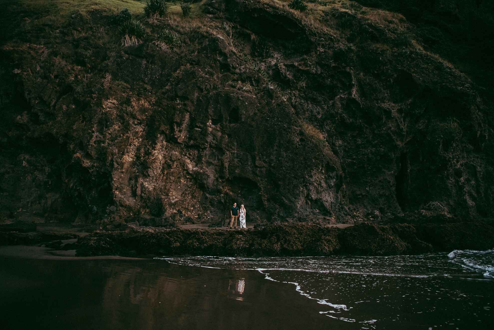 Piha Beach engagement session {Auckland pre-wedding photographer}