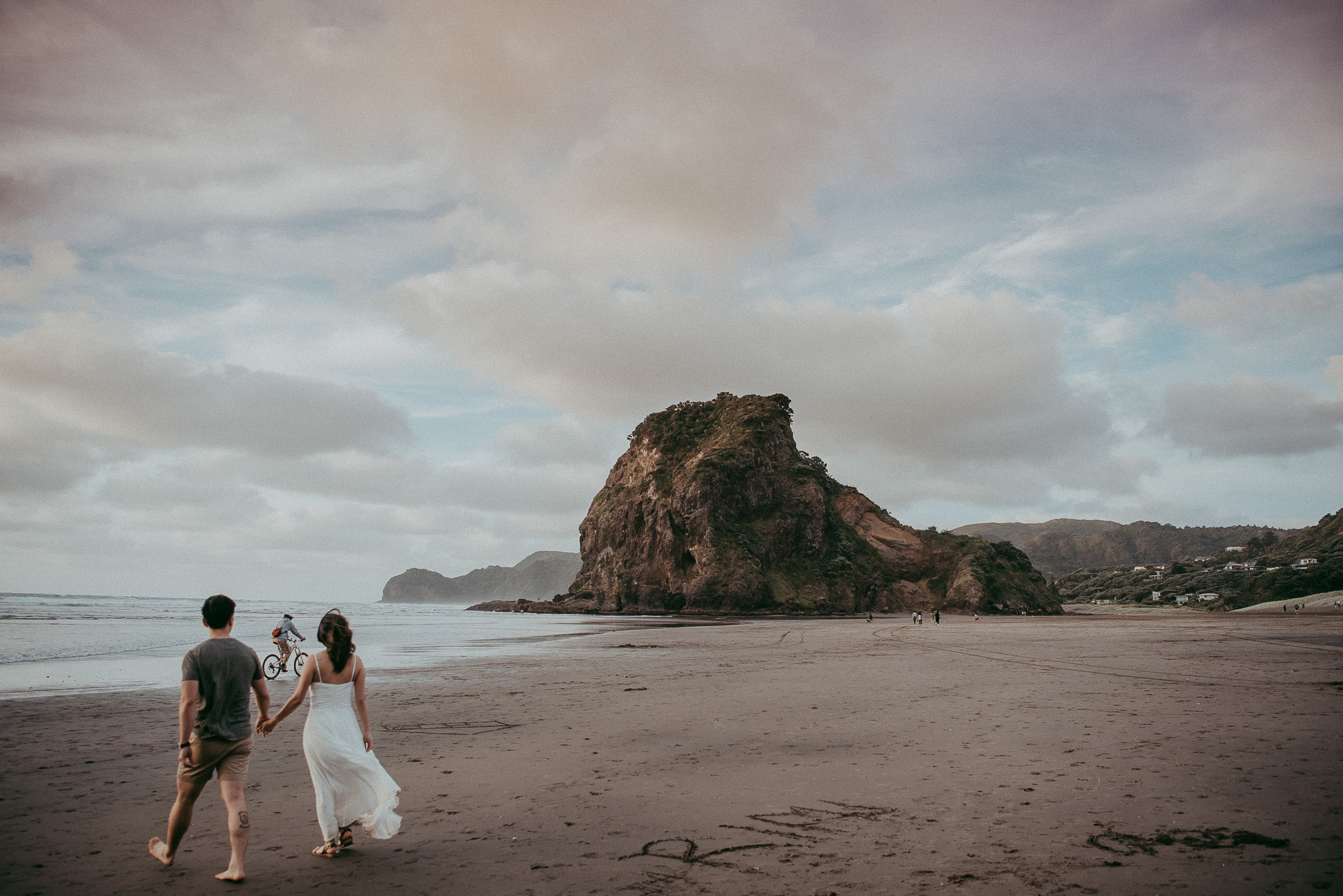 Pre-wedding | Engagement session on Piha {Auckland wedding photographers}