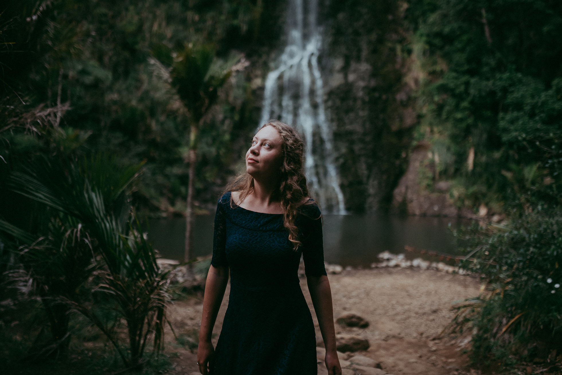 Karekare Falls - Pre-wedding engagement session in New Zealand {Auckland wedding photographer}