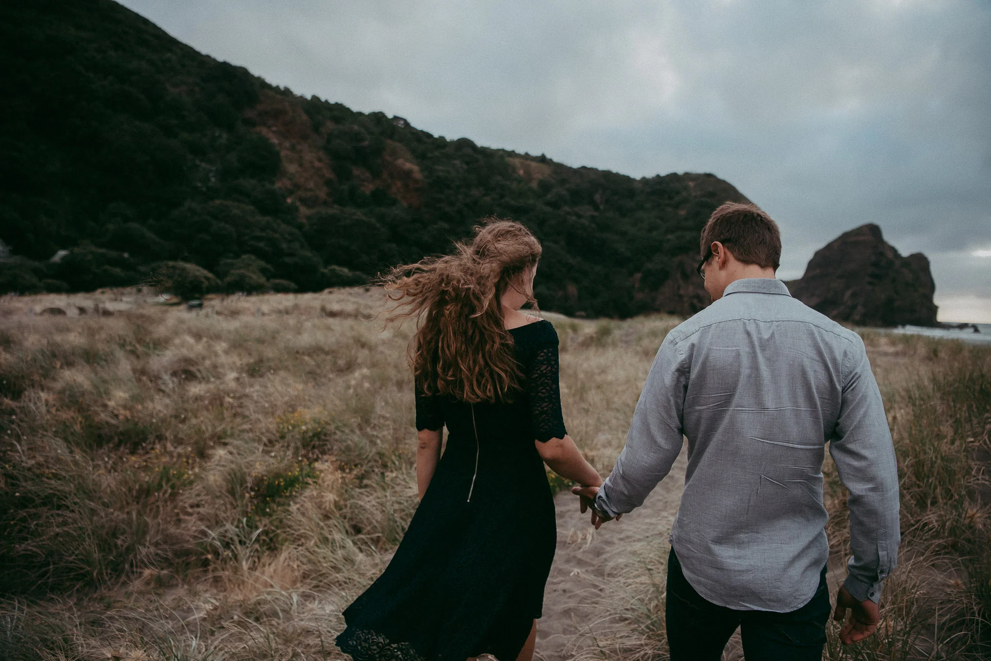 Piha Beach - Pre-wedding engagement session in New Zealand {Auckland wedding photographer}