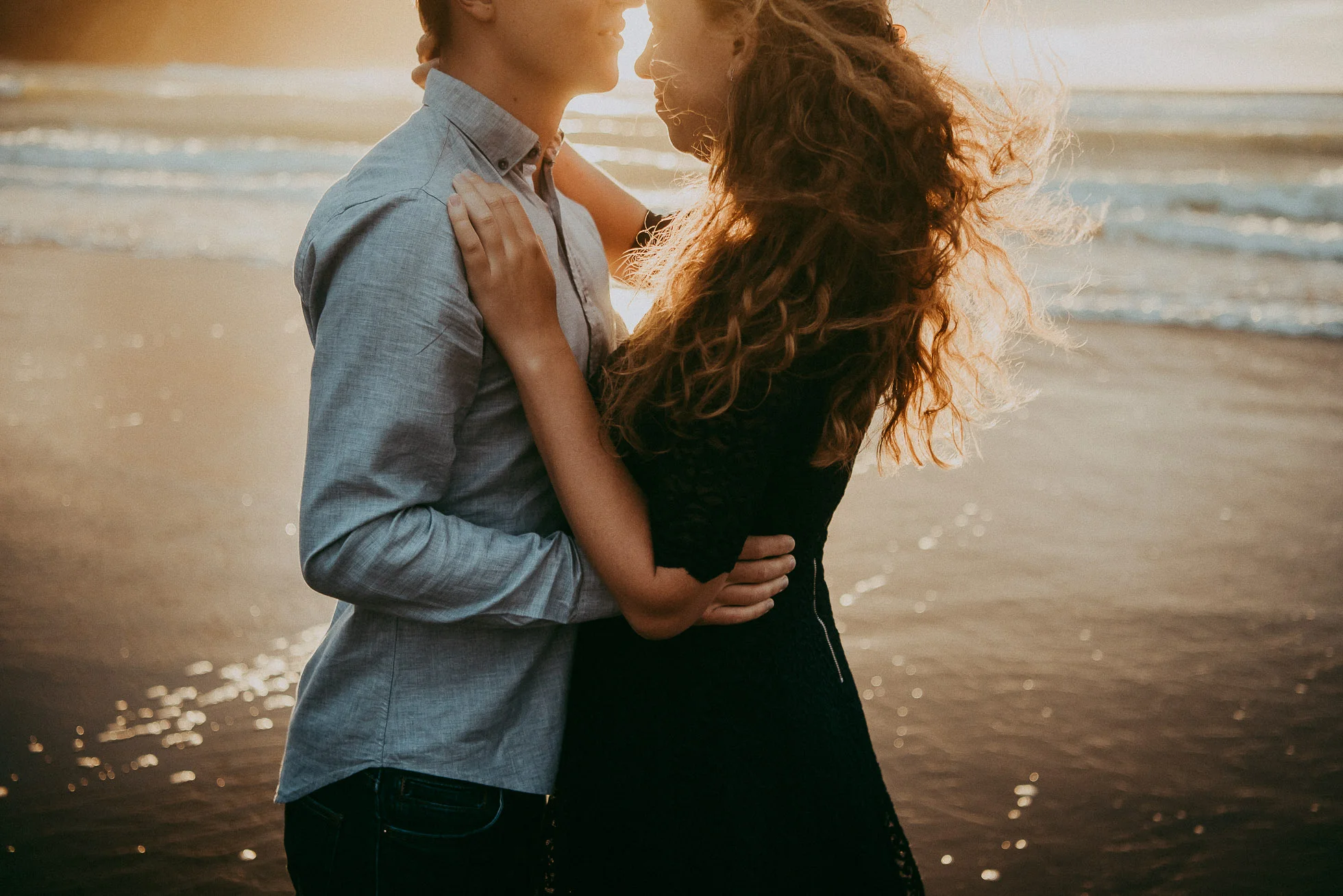 Piha Beach - Pre-wedding engagement session in New Zealand {Auckland wedding photographer}
