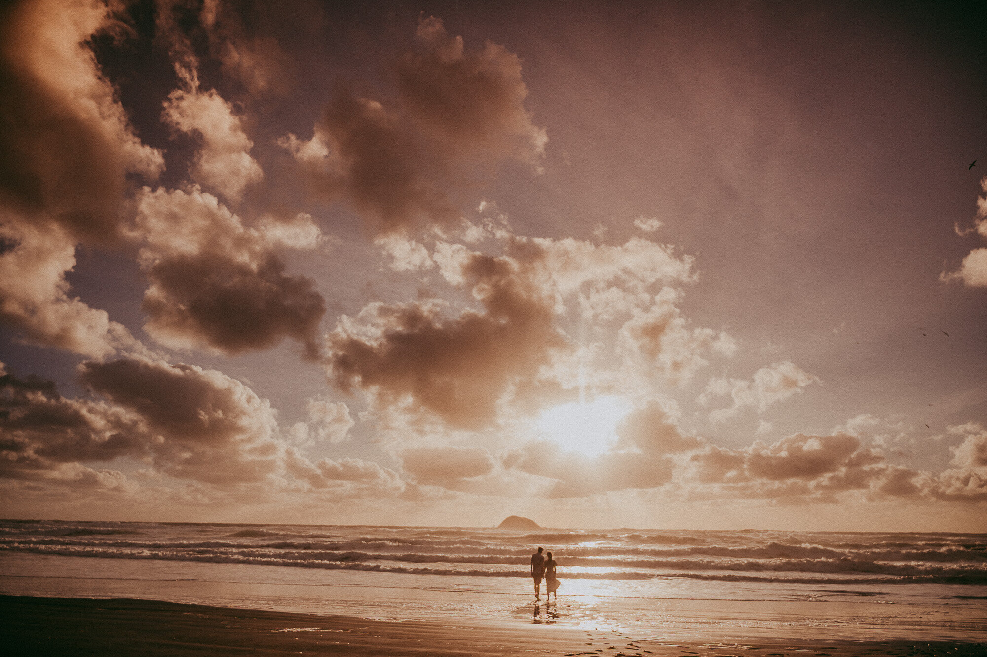 Pre-wedding photo shoot in Auckland - Muriwai Beach {wedding and couples photography}