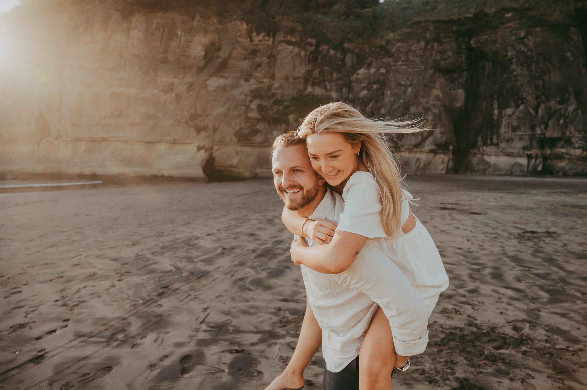 Couples photo shoot at Muriwai Beach {pre-wedding photography in Auckland}