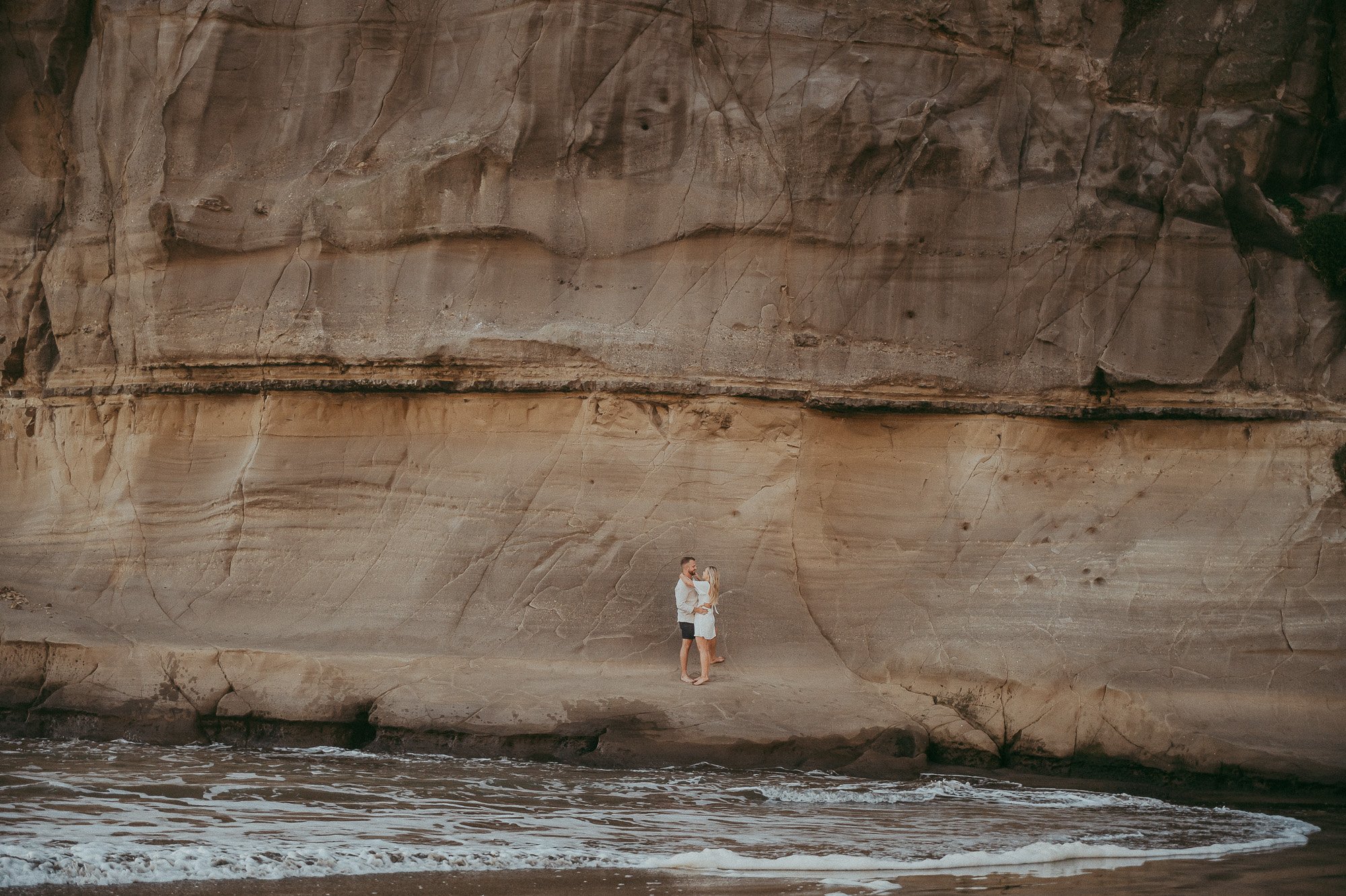 Couples photo shoot at Muriwai Beach {pre-wedding photography in Auckland}