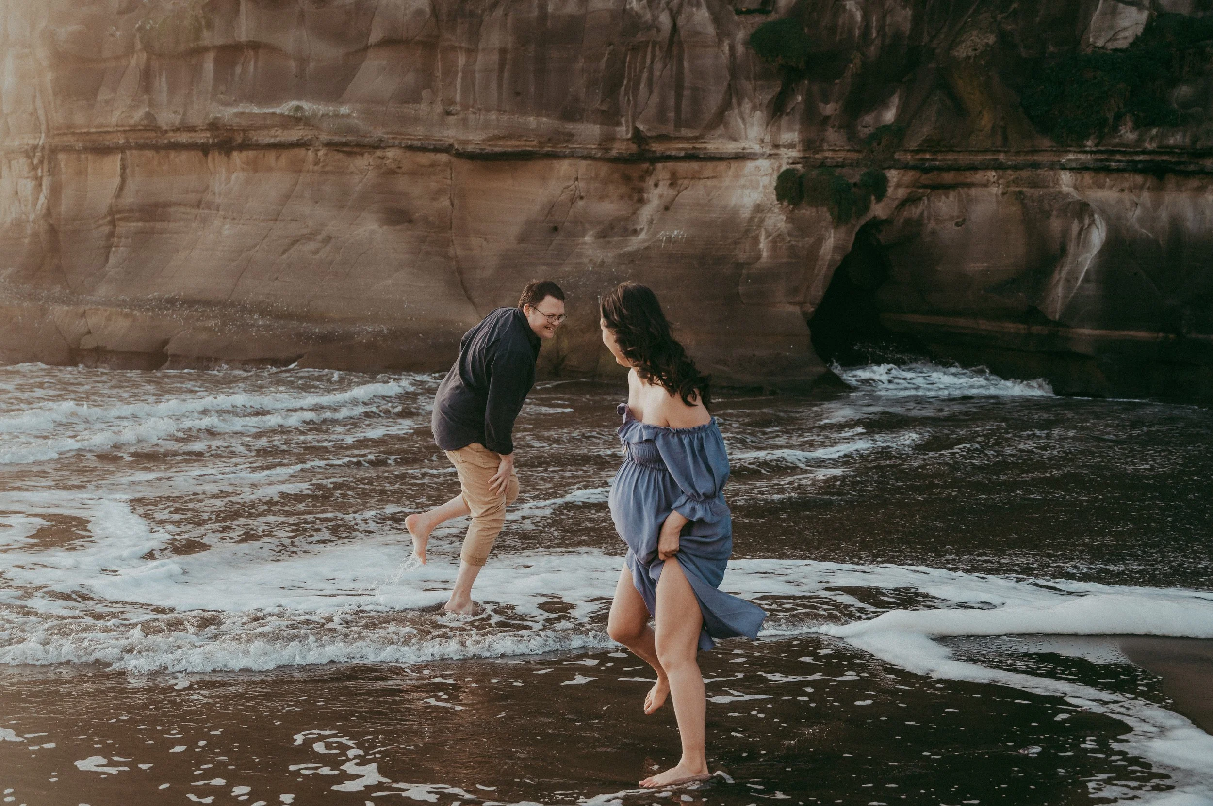 Maternity photos on the beach (Auckland family-wedding photographer)