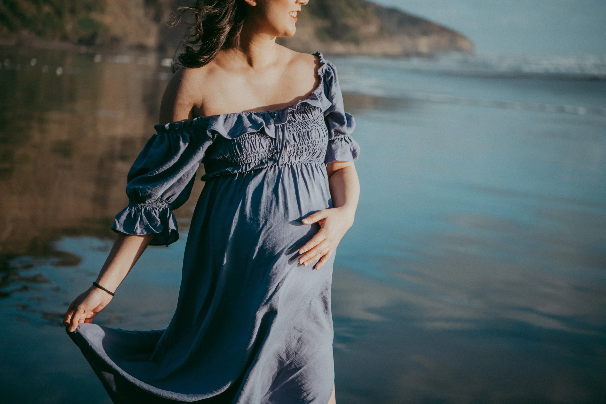 Maternity photos on the beach (Auckland family-wedding photographer)