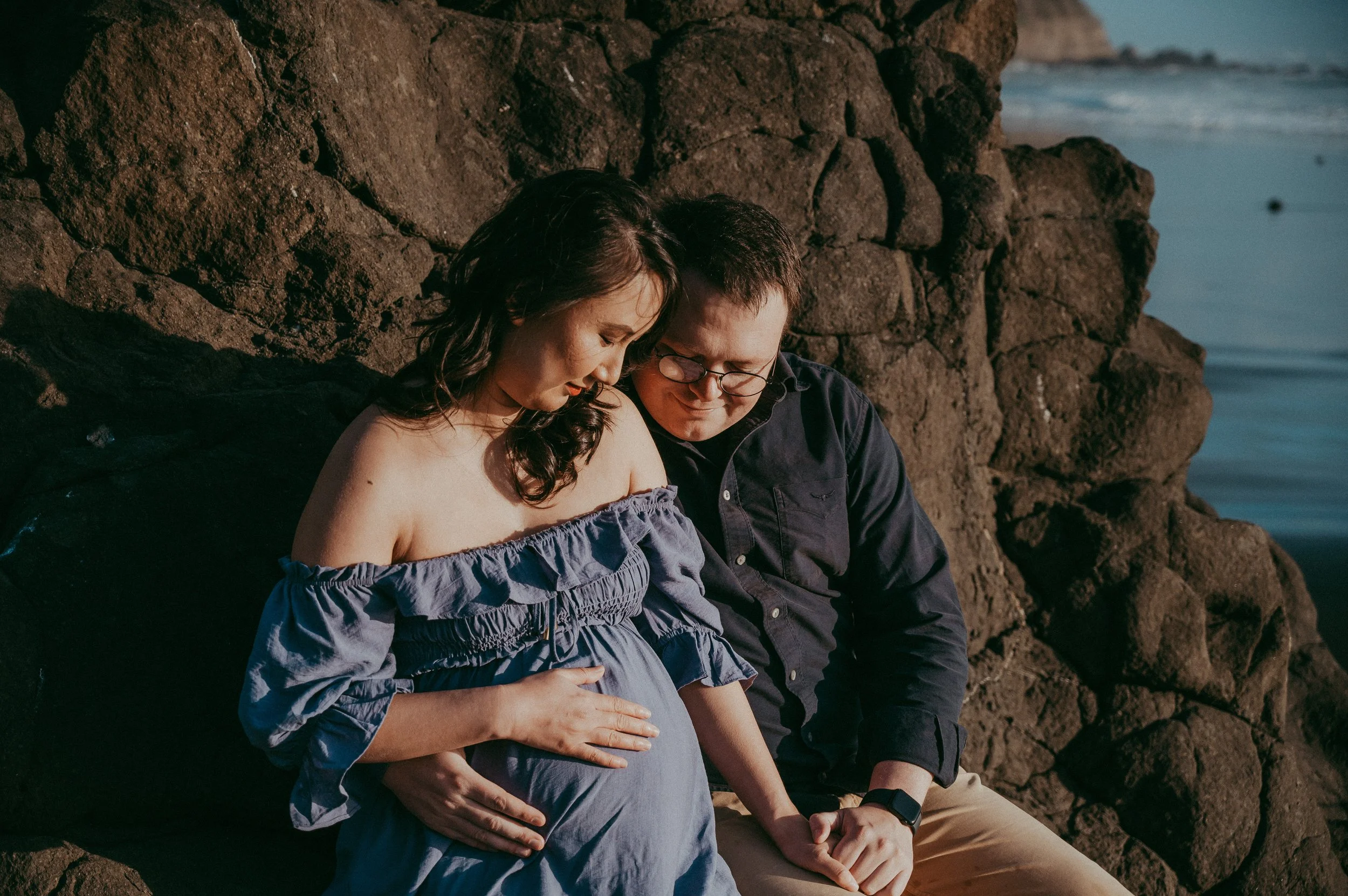 Maternity photos on the beach (Auckland family-wedding photographer)