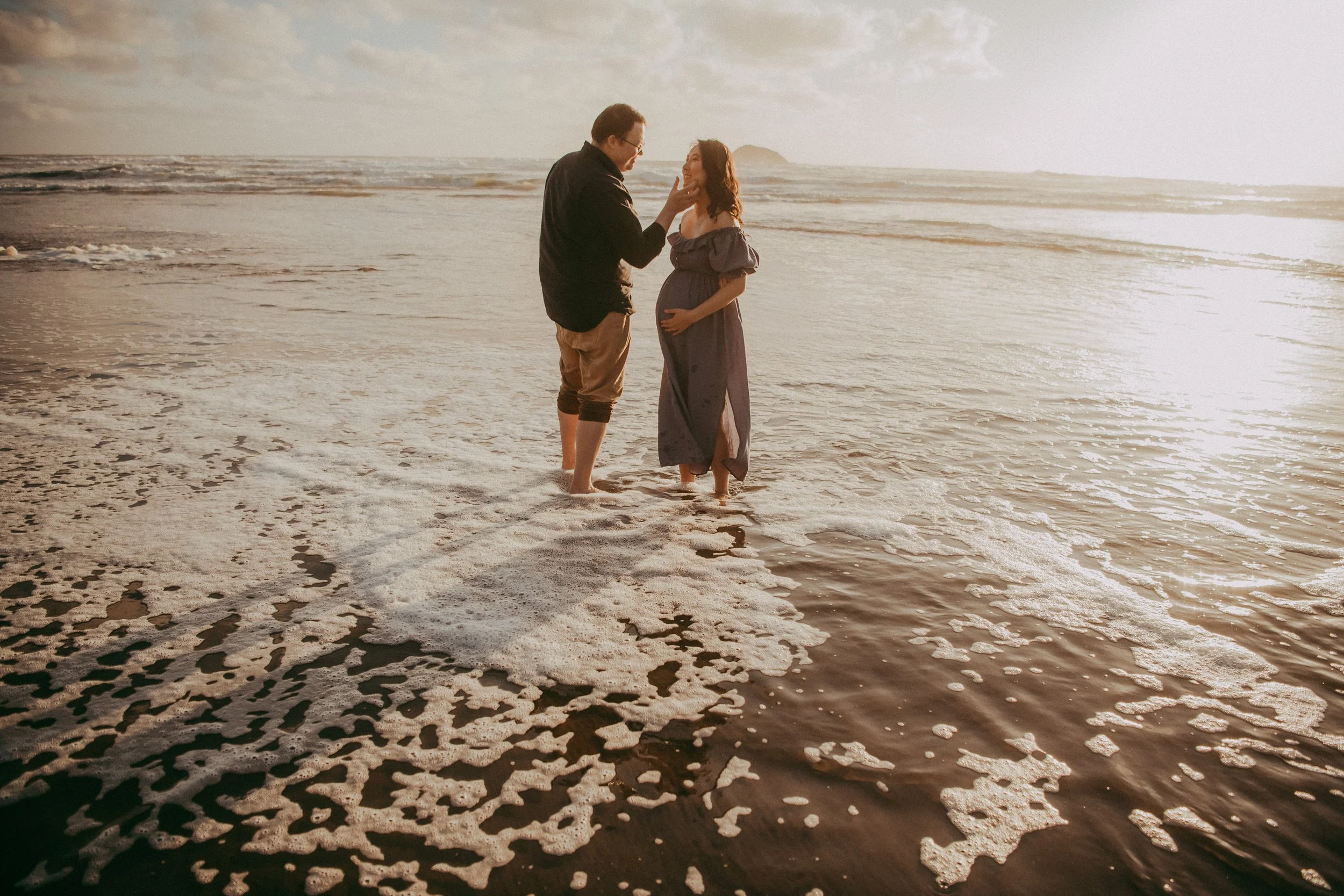 Maternity photos on the beach (Auckland family-wedding photographer)