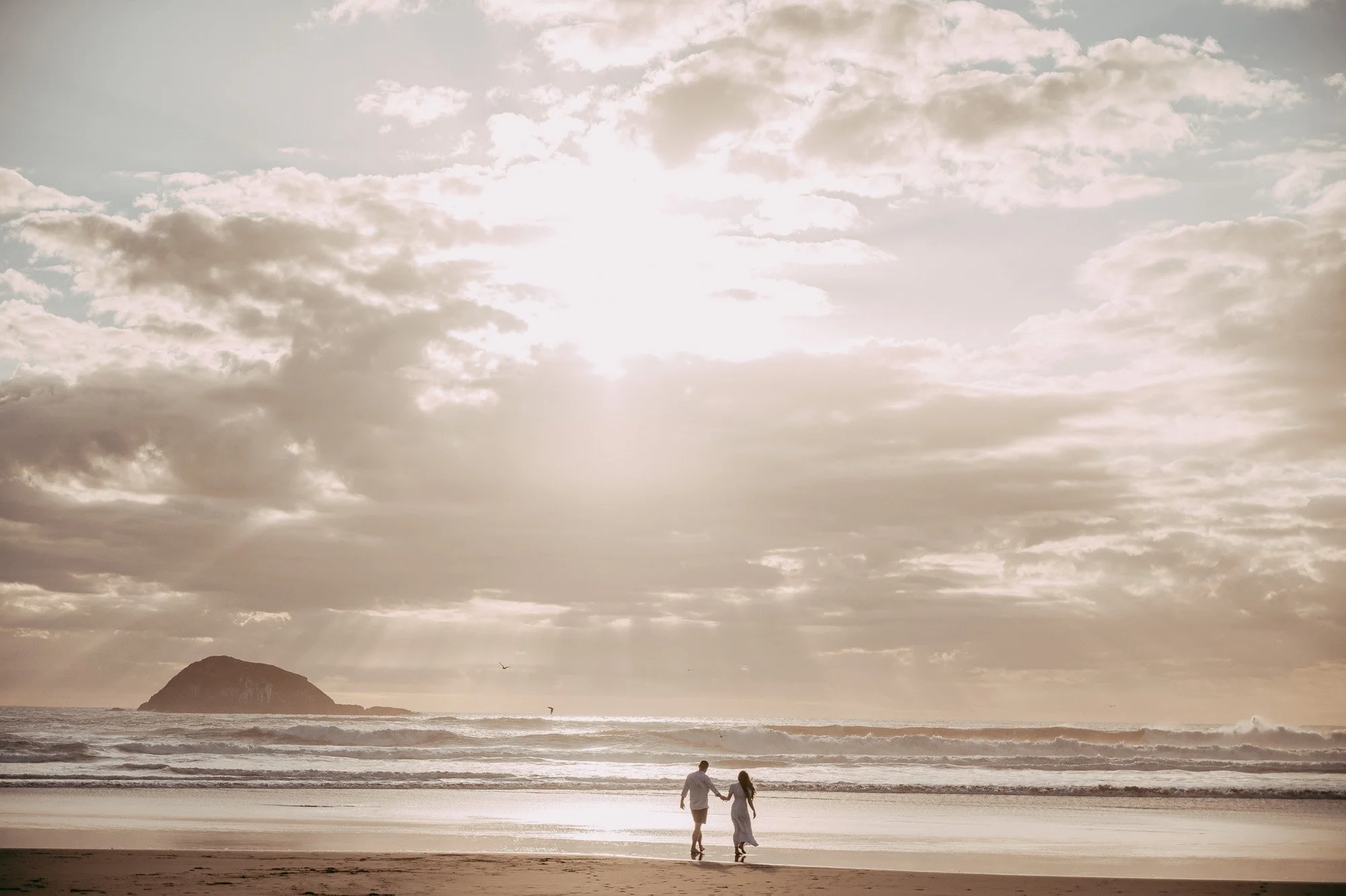 Engagement photo shoot on Muriwai Beach (Auckland wedding photographers)