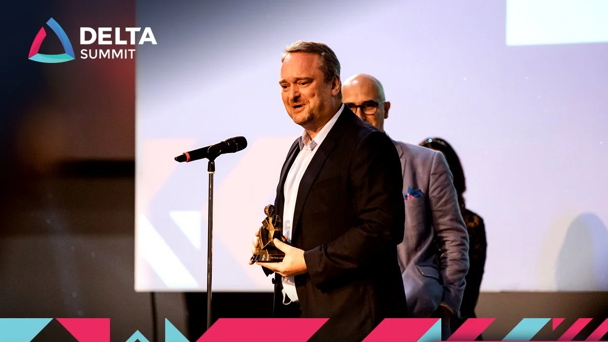 Karmafy CEO Jonas Eneroth, awarded prize by Alex Borg of mita