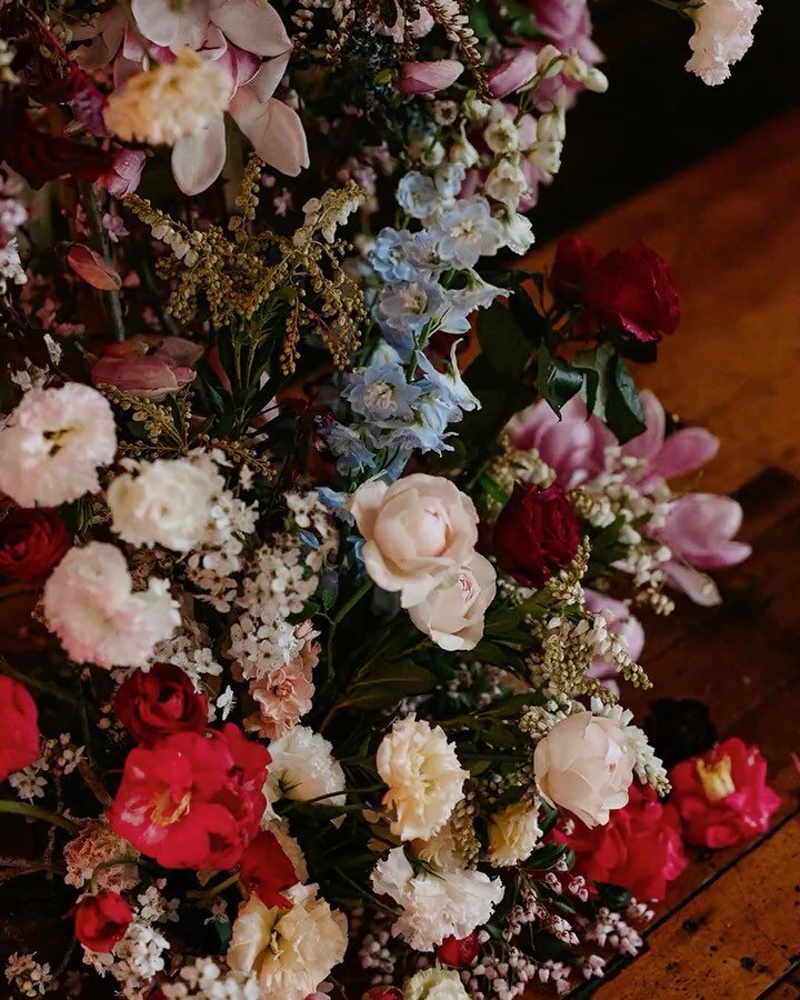 Pomp and Splendour really created a vibrant masterpiece for Daniel &amp; Leanne's wedding last weekend! ⁠
⁠
I love how @pompandsplendour pair seasonal flowers with surprising compositions and textural elements. The florals always feel contemporary an