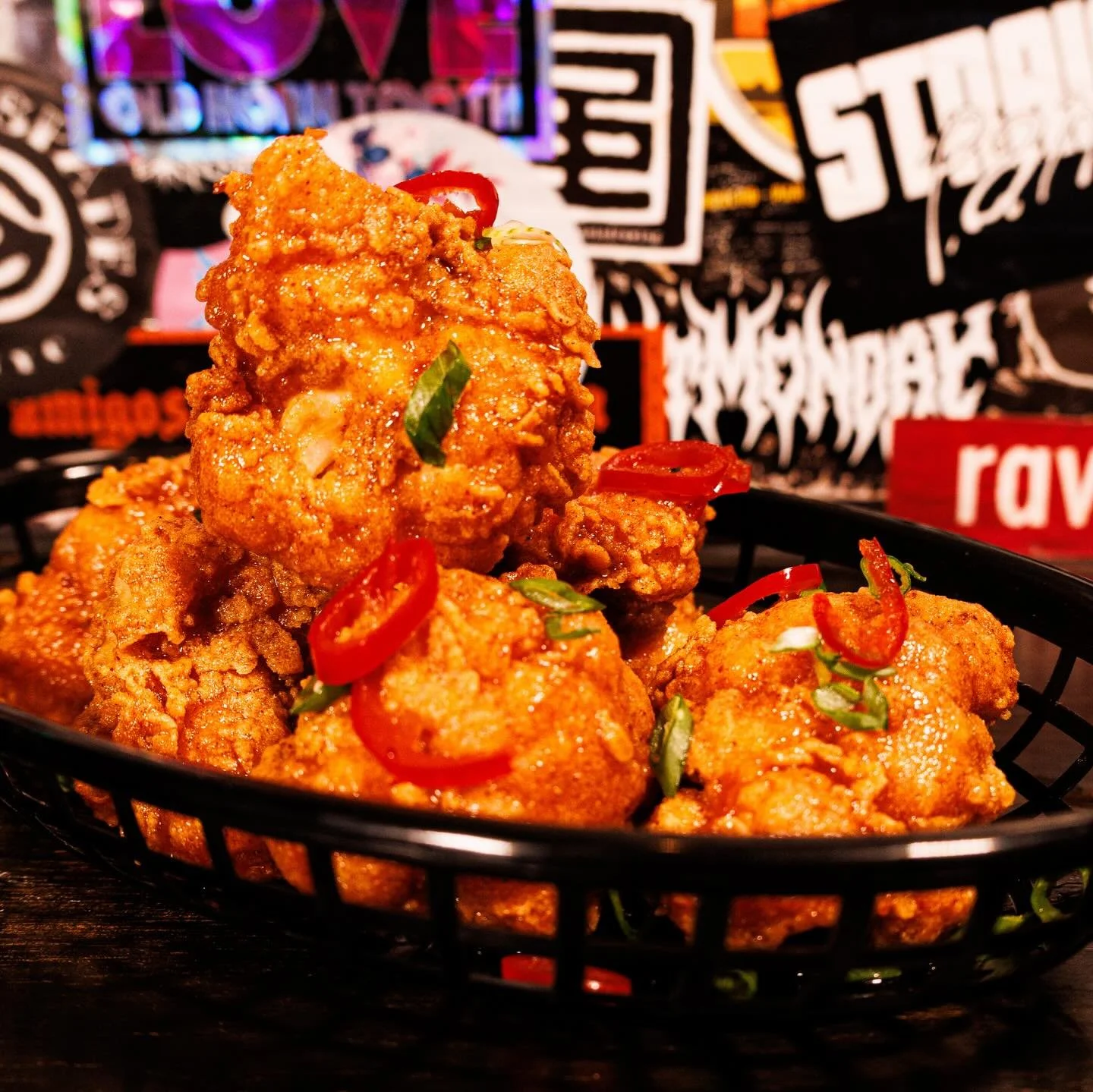 ATTENTION SCRANNERS !! 🐷🐷

You&rsquo;ve been enjoyed our new food, for a while now, so it&rsquo;s time to lock this new era in 💪🏻💪🏻

Food at The Black Heart is back, and we&rsquo;re still 100% VEGAN 🌱🌱

We&rsquo;ve got saucy stacked SMASH BUR