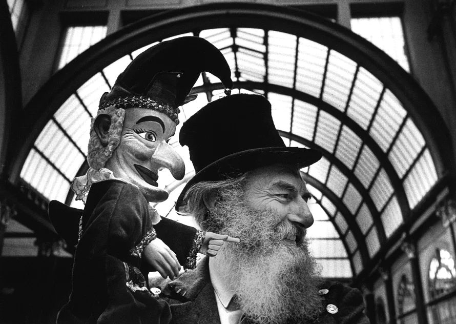 Copyright 1989 Picture Simon Pizzey, Freelance photographer, Stroud, Gloucestershire, Gloucester, Cheltenham, Cirencester. Portraits, Editorial PR, Newspaper Des Turner, Punch and Judy Man 