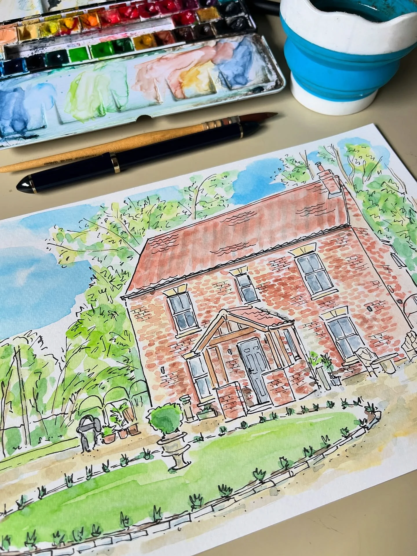 A recently completed house portrait. Working from photos I complete these at sizes from A5 to A2, available to order directly from my online shop. Now taking orders for Christmas! 
-
#houseillustration #commission #illustrationgift #giftideas