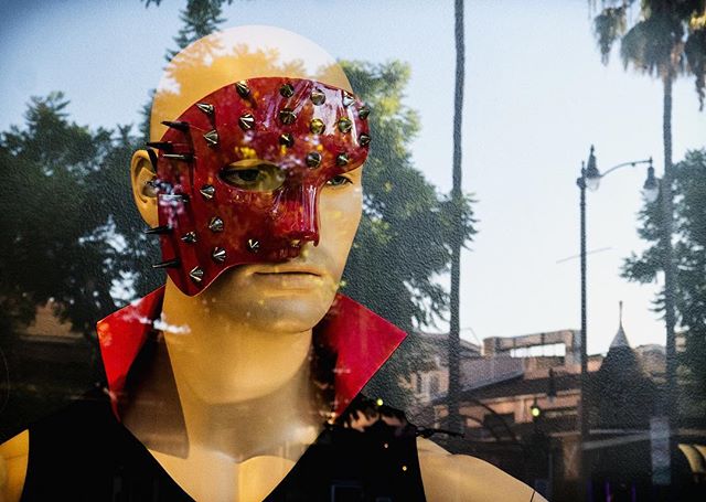 Reflections on Hollywood Blvd. 
#color #streetphoto_color #seventwentymagazine #streetphotographyinternational #streetphotography #streetphotographyhub #streetphoto #streetphotos #streetphotomag #streetphotograph #streetphotographer #streetphoto_fav 