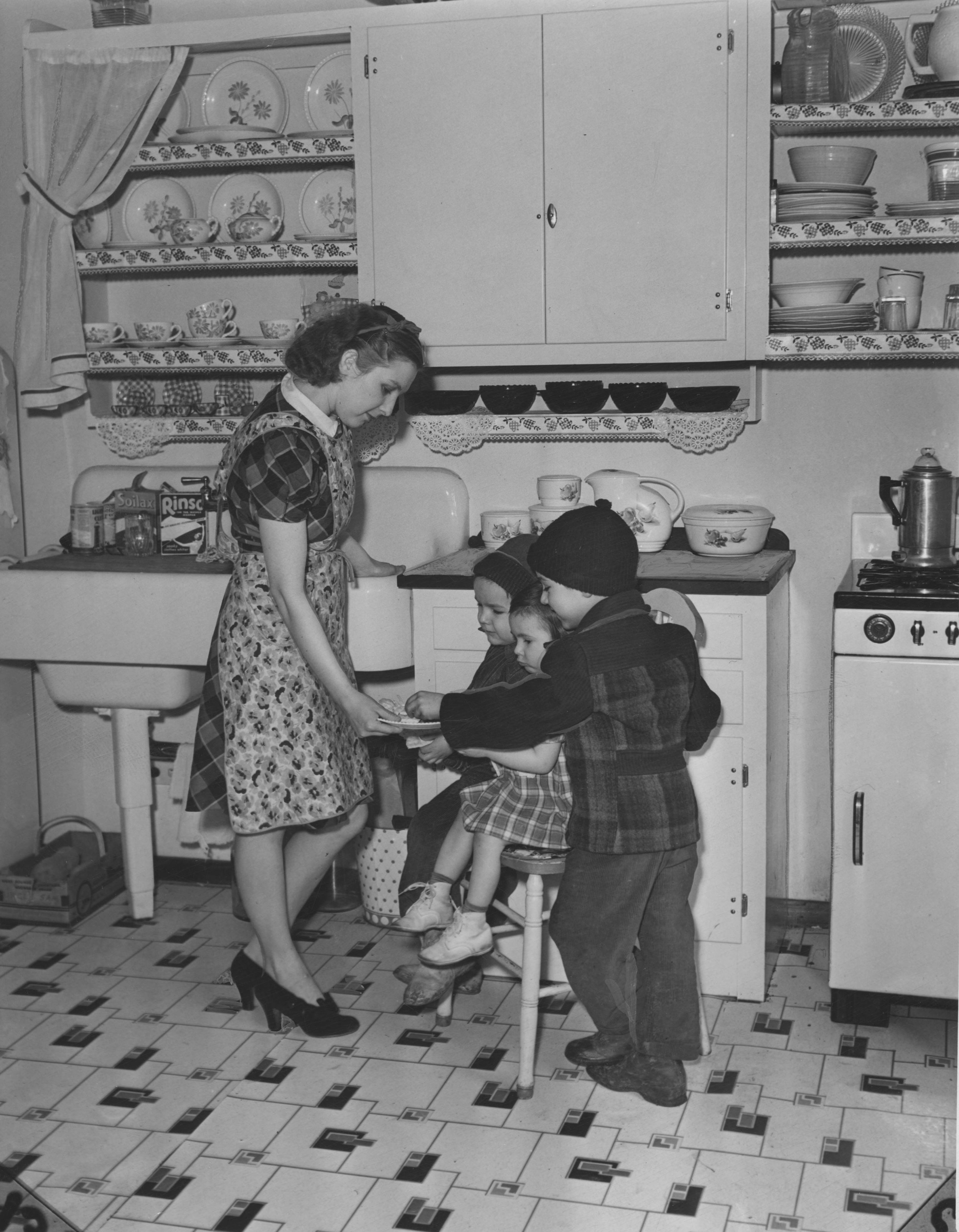 Woodhill_Homes_1941_Model_kitchen.jpg