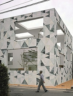 Decoració amb papers pintats a l'exterior