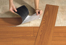 Revestit amb llosetes viníliques de parquet
