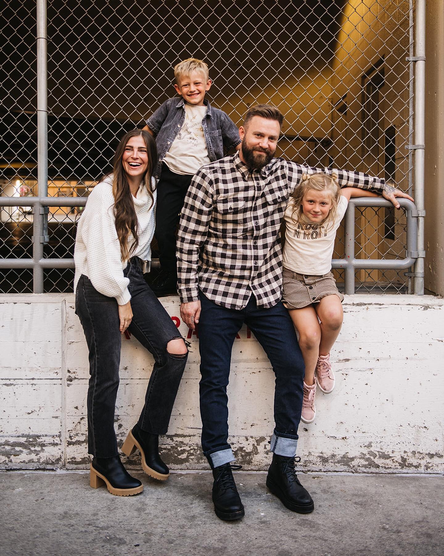 Looking for family photos? Check out @somethingchicclothing + @bumpsnbundlesinc pages for your chance to win a photo session from yours truly &mdash; AND $100 gift cards to each boutique, so you can outfit your entire crew. Good luck!✌🏼