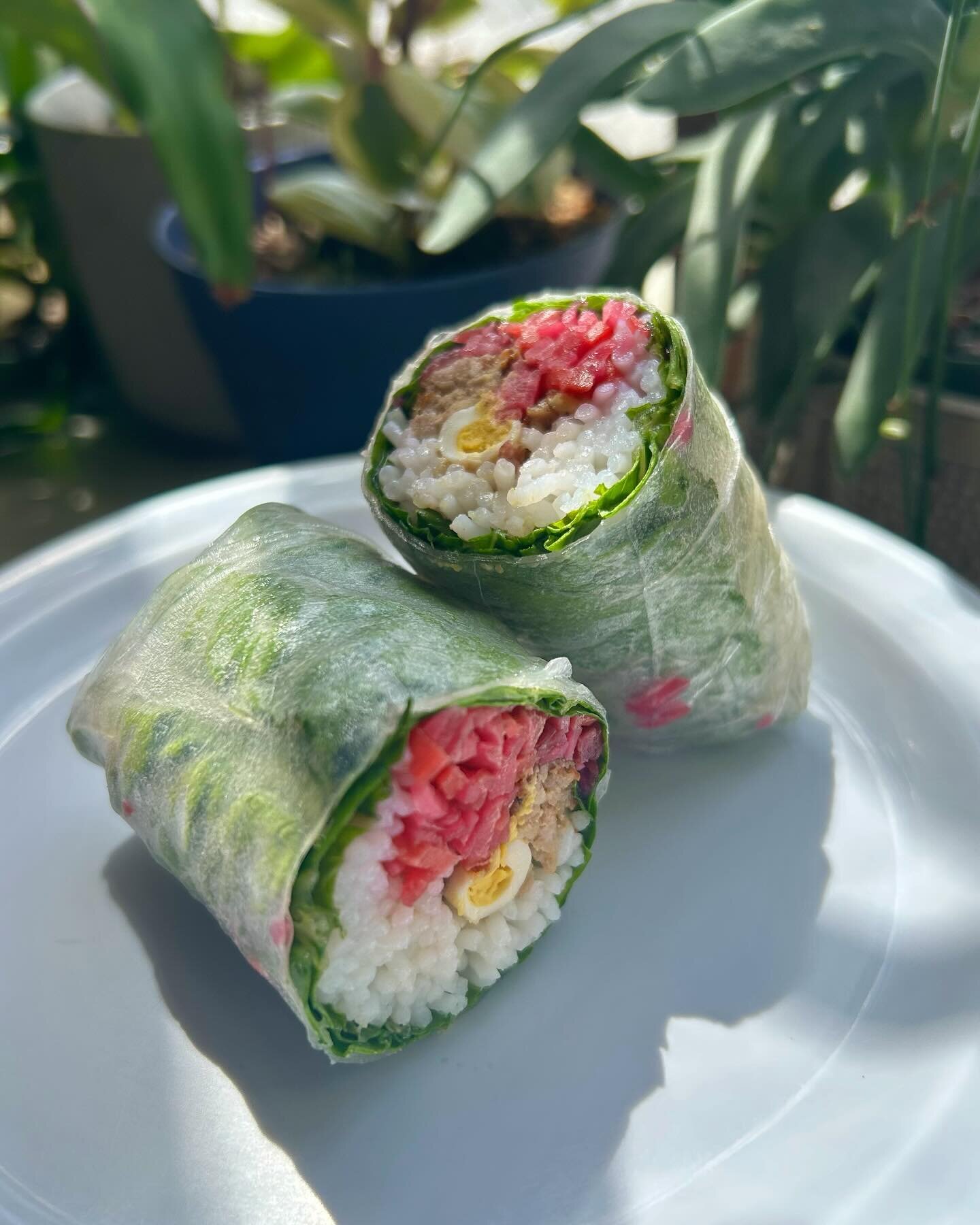 with the tiny quail egg in the middle are you freakin kidding me?? literally S.L.A.Y.! (Summer roll Lewk Are Yum) 

#summerolls #vietnamesefood #quaileggs