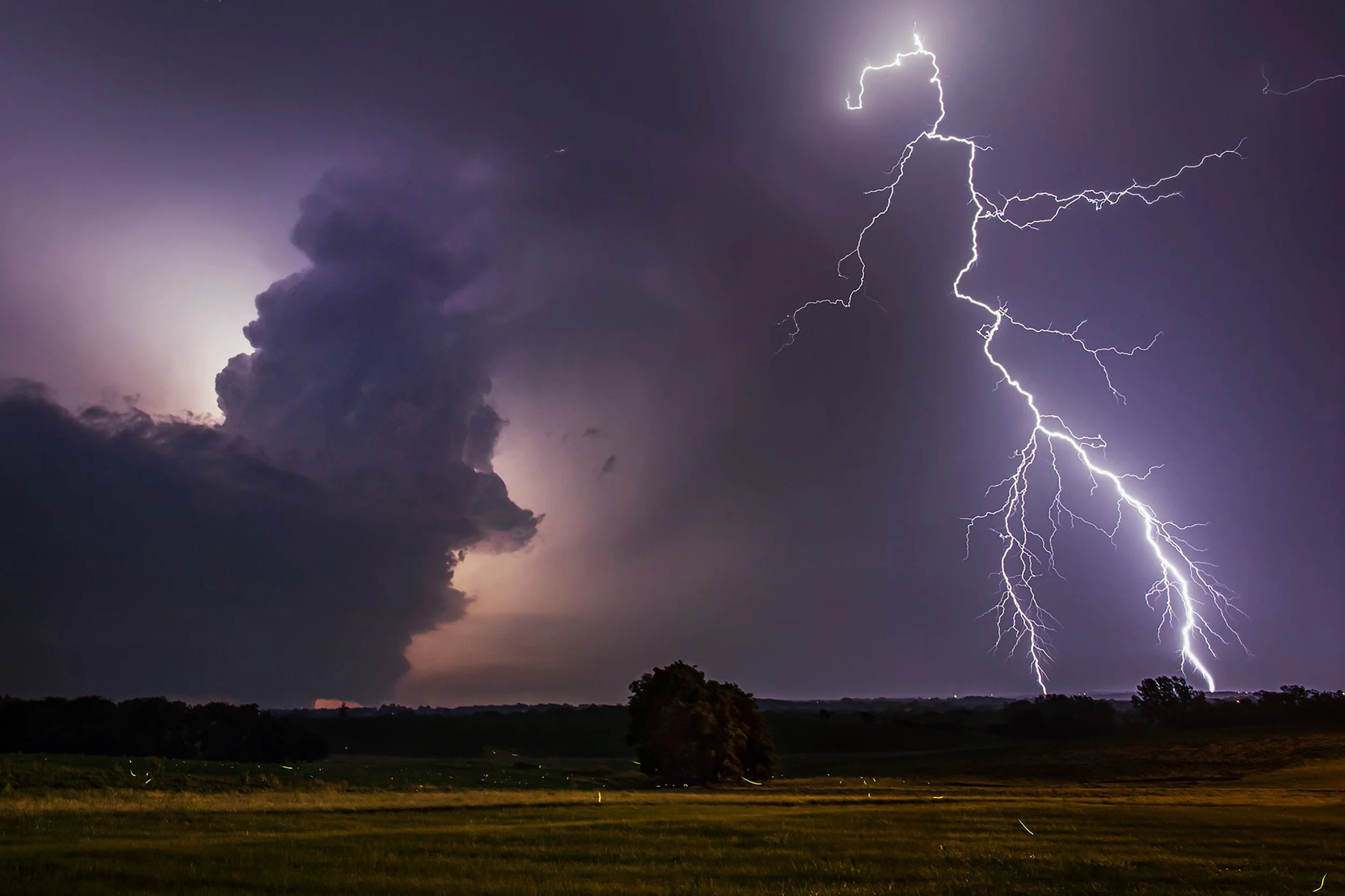 Mesocyclone and +CG lightning in Weston, Missouri on June 29, 2014