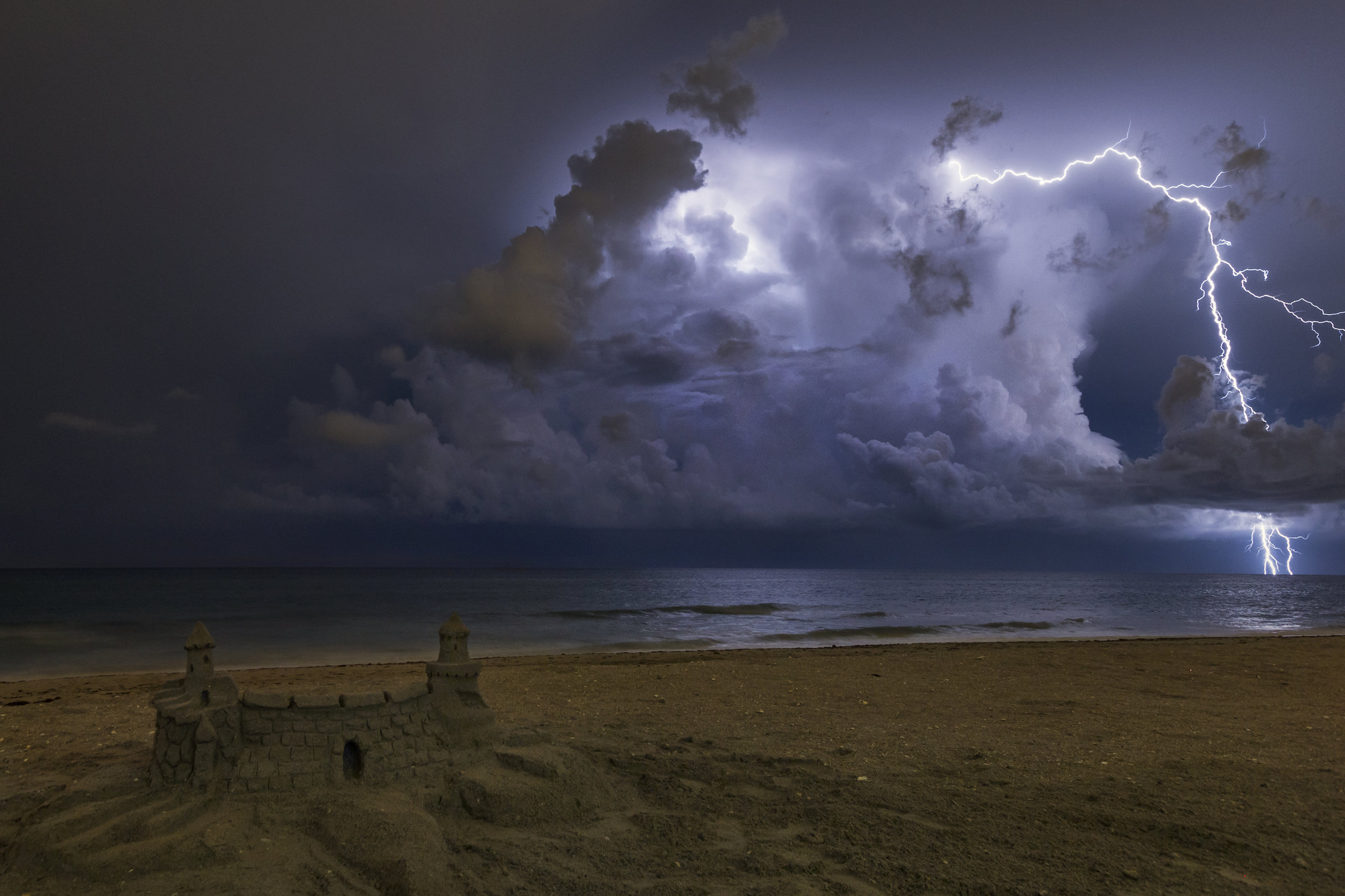  Thunderstorm off the coast of Palm Beach, Florida.&nbsp; 