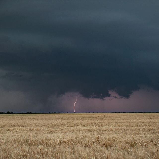 One of the two tornadoes we witnessed yesterday in North Texas. 
#tornado #texas #twister #weather #adventure