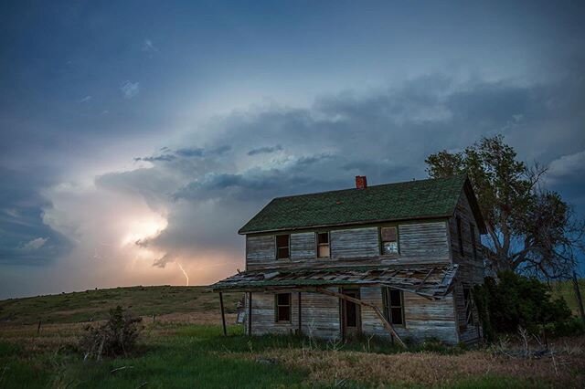Departing supercell behind a dilapidated farm house in northwest Nebraska. We wrap up our 2020 Tornado Adventures today in North Dakota. Seats are filling fast for 2021! 
#supercell #lightning #abandoned #longexposure